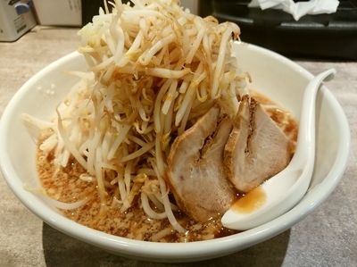 「【角ふじラーメン(並盛・200g・野菜マシマシ)780円】→」@麺処 湊生の写真