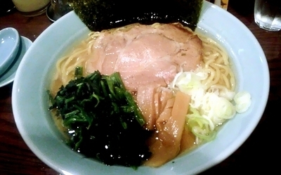 「濃厚豚骨ラーメン醤油中（脂多め）+ほうれん草」@濃厚豚骨ラーメン 尾久家の写真