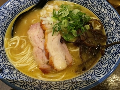 「濃厚鶏白湯ラーメン(醤油)」@釜炊きとんこつ 品川製麺所 新宿2丁目店の写真