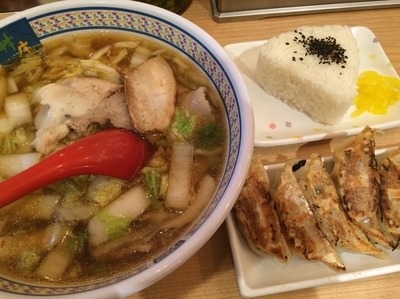 「おいしいラーメン+どうとんぼり餃子」@どうとんぼり神座 新宿店の写真
