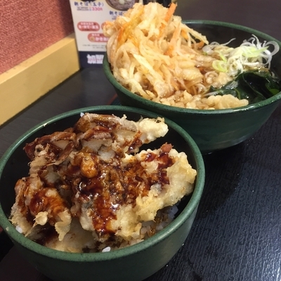 「とり舞茸天丼セット（￥560）＋かき揚げ（クーポン）」@ゆで太郎 南青山一丁目店の写真