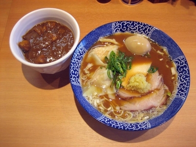 「特製中華そば黒だし970円＋そば屋の昼ミニカレー丼200円」@中華そば 虎桜の写真