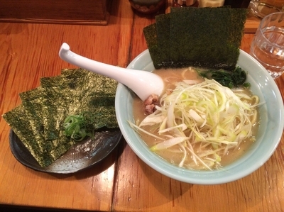 「ネギラーメン+のり／￥830+100」@横濱家系ラーメン上野商店の写真