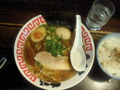 「バリバリ醤油らーめん+煮卵+ライス（サービス）650円税別」@らーめん じゃげな 高森店の写真