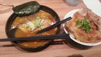 「赤味噌＋ホエー豚丼」@麺屋 開高 新千歳空港店の写真