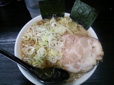 「ラーメン（小）550円+ネギ増し50円」@自家製麺 麦魂の写真