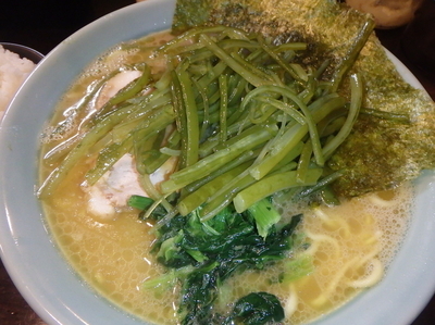 「ラーメン中(700円)(硬め)、ライス小、くきわかめ」@家系ラーメン ジェット家の写真