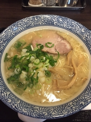 「とんこつラーメン」@麺や まる高の写真