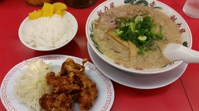 「ラーメン　カラアゲセット」@ラーメン 魁力屋 川崎新城店の写真