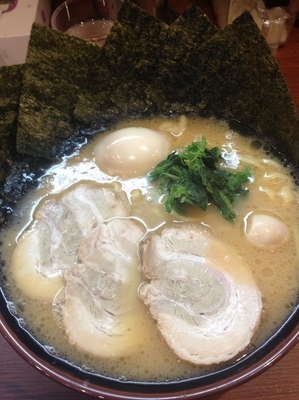 「オールスターラーメン中盛、硬め濃いめ」@横浜家系ラーメン本郷家の写真