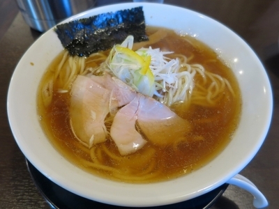 「朝らぁめん ６００円 ＋ 生卵 ５０円」@煮干し中華 八の写真