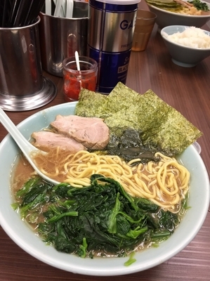 「ほうれん草ラーメン中盛 850円」@横浜家系らーめん 武蔵家 川口店の写真