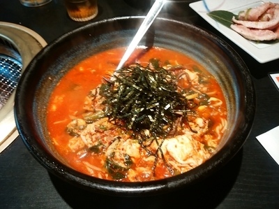 「ユッケジャンラーメン(並盛・110g)972円」@神戸亭の写真