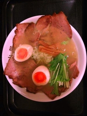 「A.香る塩 650円+チャーシュー+たまご」@らーめん山猫亭の写真