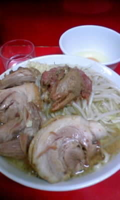 「小豚(ニンニク)+生玉子850円」@ラーメン二郎 西台駅前店の写真