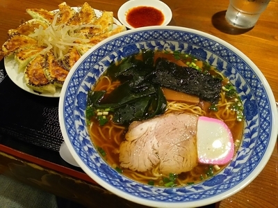 「ラーメン　しょうゆ　＋餃子　中（１２個）」@むつぎくの写真