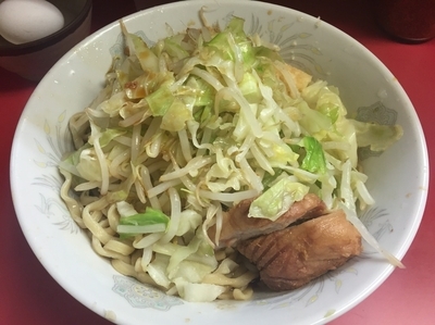 「汁なし小ラーメン・ヤサイニンニクカラメ魚粉+玉子（650円）」@ラーメン二郎 環七一之江店の写真