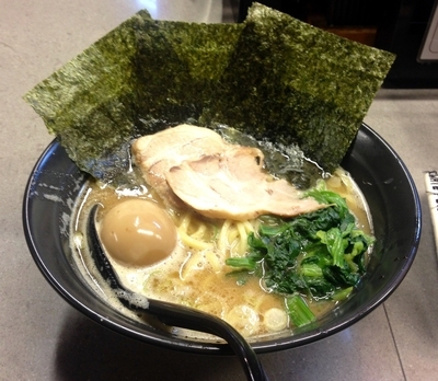 「醤油豚骨らーめん」@日の出らーめん 日吉店の写真