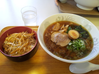 「ラーメンとピリ辛ネギチャーシュー丼セット」@谷田部東PA上りスナックコーナーの写真