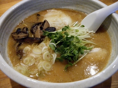 「しいたけ醤油らーめん+ワンタン3枚750円」@焼酎ダイニング ちゃらんぽらんの写真