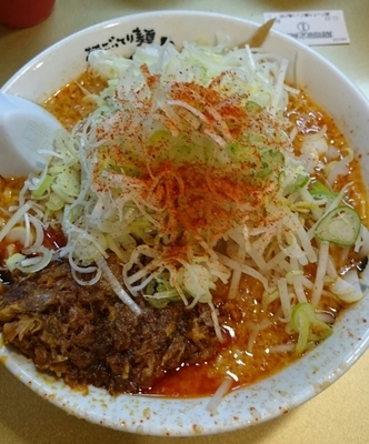 「激辛～めん２辛【＋辛バクダン(別皿追加)】」@超ごってり麺 ごっつの写真