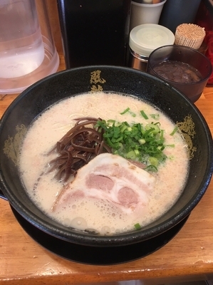 「豚骨ラーメン550円」@博多風龍 西武新宿店の写真