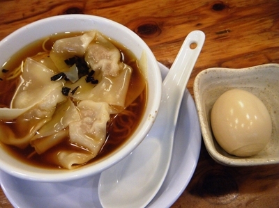 「朝の部・肉ワンタン麺300円+味玉110円」@つけめん TETSU 所沢店の写真