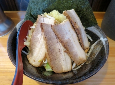 「肉まぜそば ６８０円 ※麺少なめ」@麺屋くぼたの写真