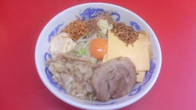 「まぜそば大盛り870円(+有料トッピングチーズ70円)」@ジャンクガレッジ 北浦和店の写真