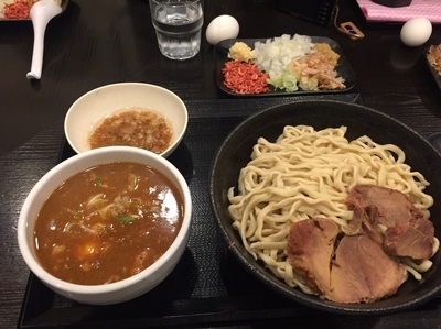 「旨・辛つけ麺 大400ｇ（釜揚げ、別盛アブラ）　８５０円」@つけ麺 どでんの写真