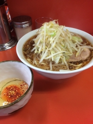 「小 (半分、固め、油少な目)700円＋たまご50円」@ラーメン二郎 神田神保町店の写真