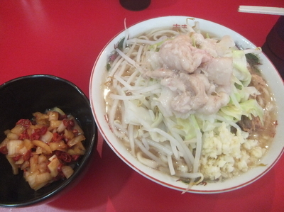 「小ラーメン700円＋タマチ100円(ニンニクアブラ)」@ラーメン二郎 札幌店の写真