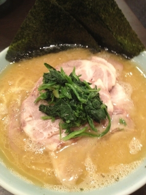 「チャーシュー麺中盛、硬め濃いめ」@らーめん 千家 川崎店の写真