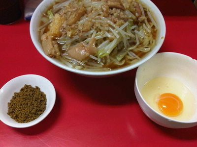 「小ラーメン全部+生玉子+ふりふりカレー」@ラーメン二郎 上野毛店の写真