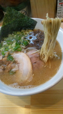 「白（海老油）豚骨そば¥680」@麺笑 コムギの夢の写真