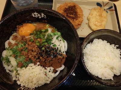 「台湾まぜうどんニンニク盛り(中)(780円)(追い飯)他」@はなまるうどん 広島西原店の写真