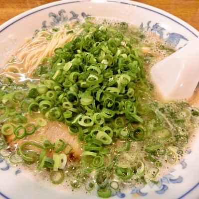 「ネギラーメン(ばりかた)＋替玉(なま)780円＋120円」@博多ラーメン ばりこて 高田馬場店の写真