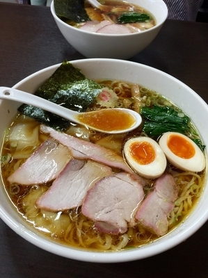 「ワンタン麺 大盛り 煮卵」@とら食堂の写真