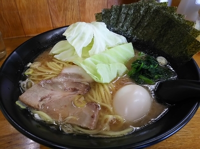 「とんこつ醤油ラーメン　中　＋味付玉子、のり：サービス券」@横浜ラーメン 萬年家の写真