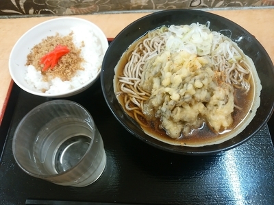 「一石二鳥Ａそばセット(舞茸天ぷらそば＋そぼろごはん)500円」@たかべん 0番線ホーム店の写真