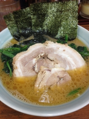 「チャーシュー麺中盛、硬め濃いめ」@英吉家の写真