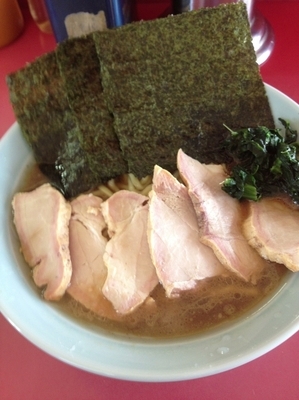 「チャーシュー麺中盛、硬め濃いめ」@沼津家の写真