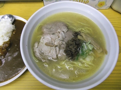 「しお（680円）＋牛スジカレー（セット価格250円）」@牛骨らーめん ほうき屋の写真