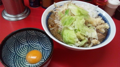 「ラーメン（麺少な目）生卵、にんにく、たまねぎ、700+50円」@ラーメン信者の写真