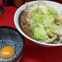 ラーメン（麺少な目）生卵、にんにく、たまねぎ、700+50円