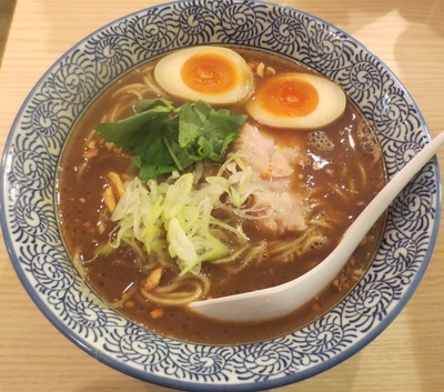 「濃厚ニンニクブラックラーメン750円＋クーポン味玉」@麺屋 つくつく 池袋東口店の写真