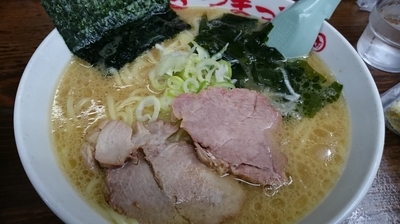 「ラーメン中盛り（800円）＋ぶたご飯 小（150円）」@さつまっこ 春日橋店の写真