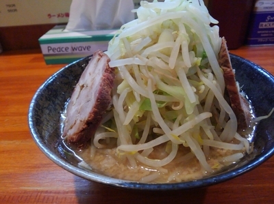 「ラーメン（麺硬め・ヤサイマシ）【650円】」@ラーメン梅 梅島店の写真