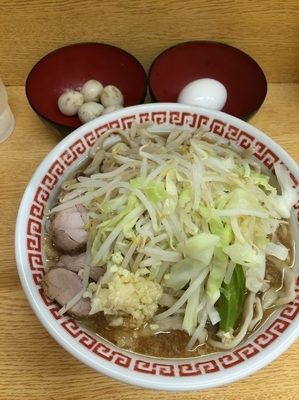 「小ラーメン ニンニク少し ウズラ 生卵」@ラーメン二郎 環七新新代田店の写真