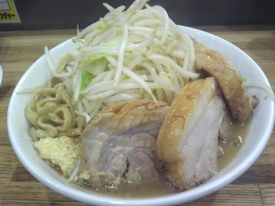 「ラーメン（並）￥730・豚2枚￥180」@デカ盛り戦隊 豚レンジャーの写真
